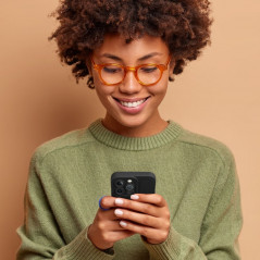 Apple iPhone 15 Plus Coque Roar Luna Monochromatique, Élégant, Un accessoire esthétique  Noir